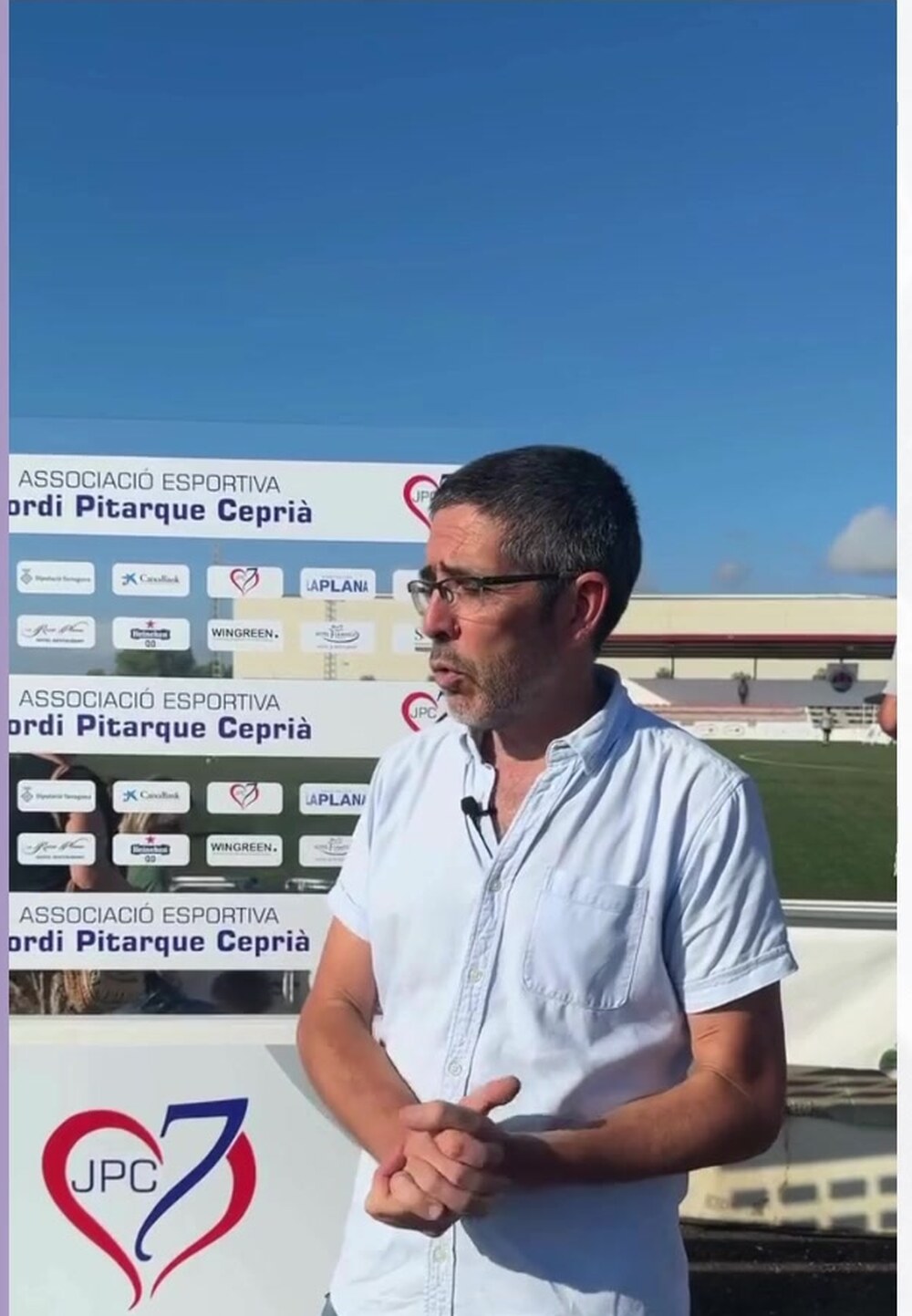 Professional sanitari explicant el projecte de cardioprotecció al camp del torneig